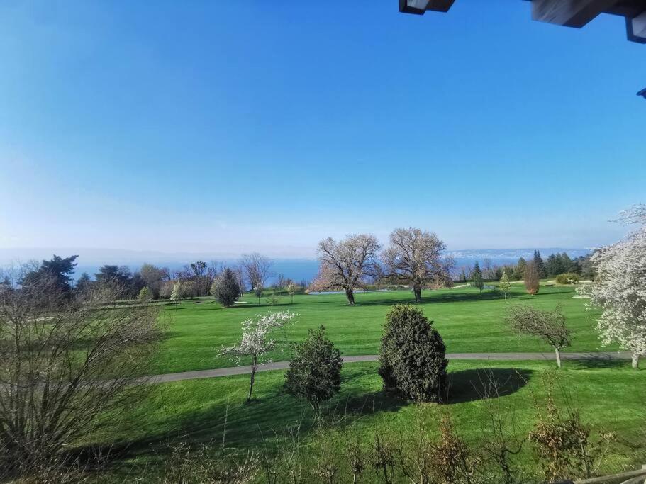 Appartement Vue Sur Le Golf Et Le Lac Leman Publier Bagian luar foto